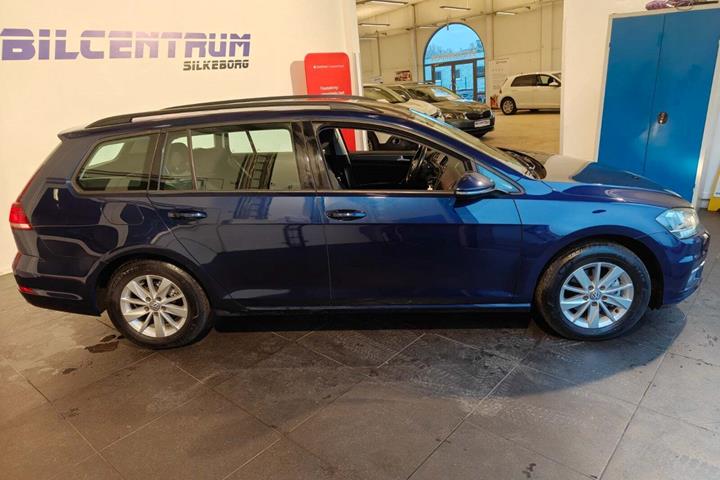 Blå VW Golf VII fra 2018