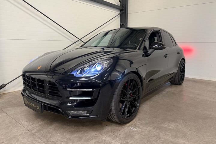 Sort Porsche Macan Turbo fra 2014 set udefra