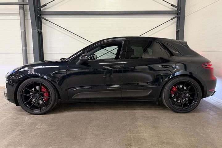 Sort Porsche Macan Turbo fra 2014