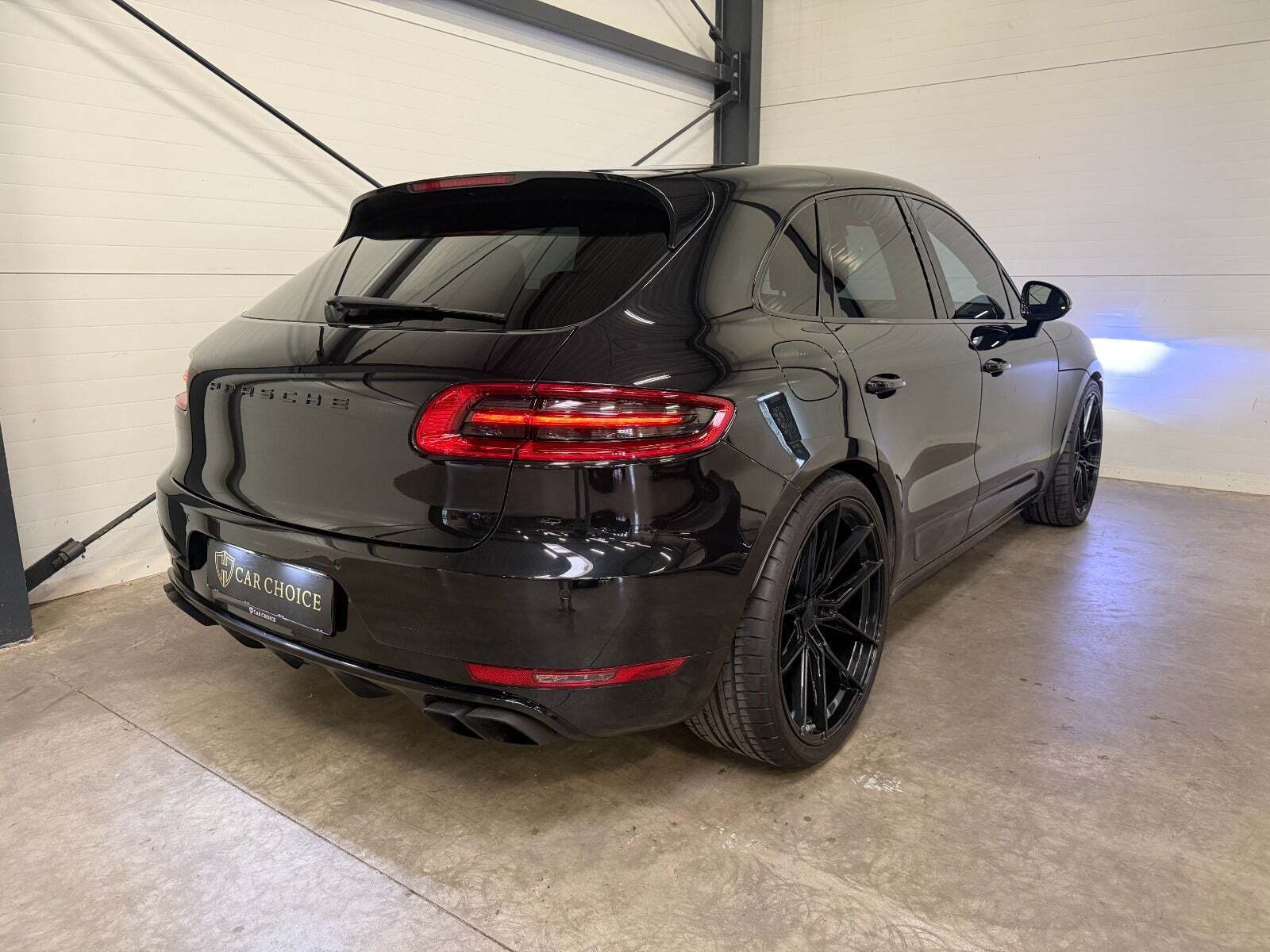 Sort Porsche Macan Turbo fra 2014