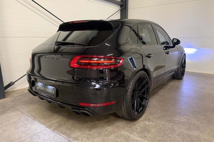 Sort Porsche Macan Turbo fra 2014