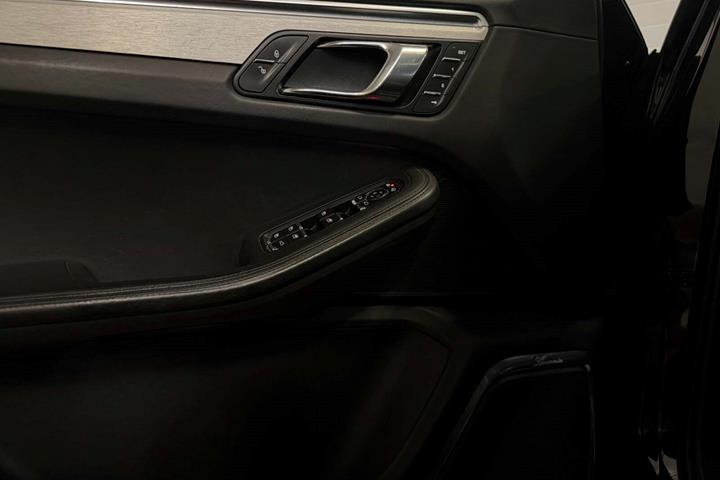 Sort Porsche Macan Turbo fra 2014