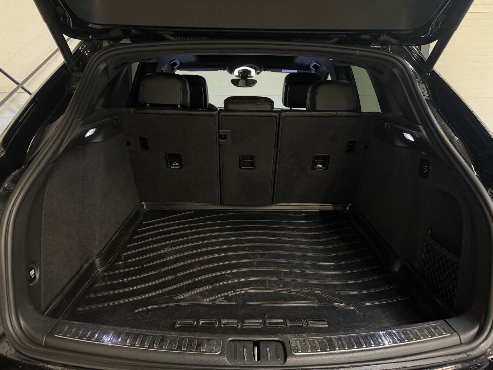 Sort Porsche Macan Turbo fra 2014