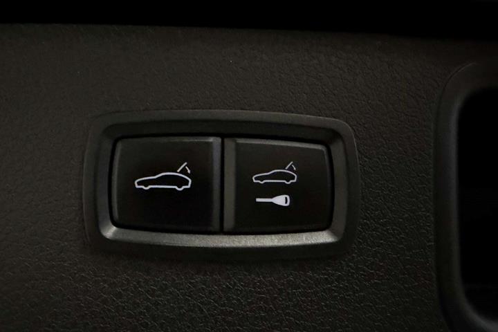 Sort Porsche Macan Turbo fra 2014