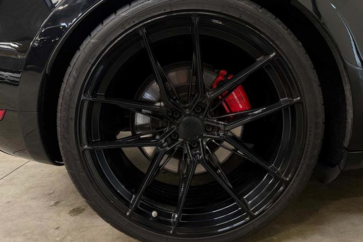 Sort Porsche Macan Turbo fra 2014