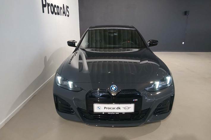 Grå BMW i4 fra 2025