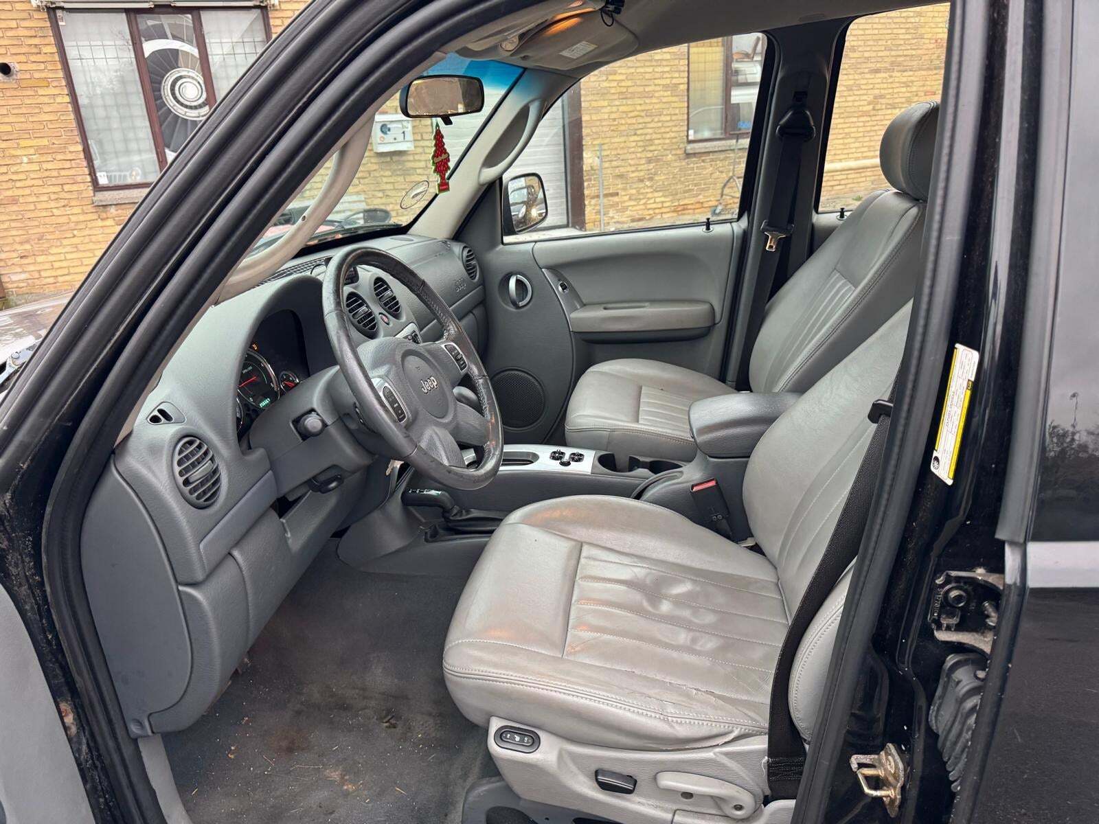 Jeep Cherokee 2,8 CRD Liberty aut. Van