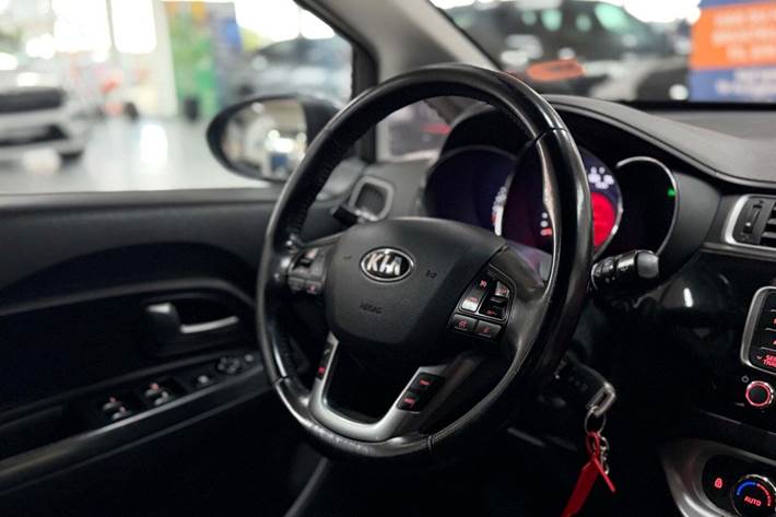 Grå Kia Rio fra 2015