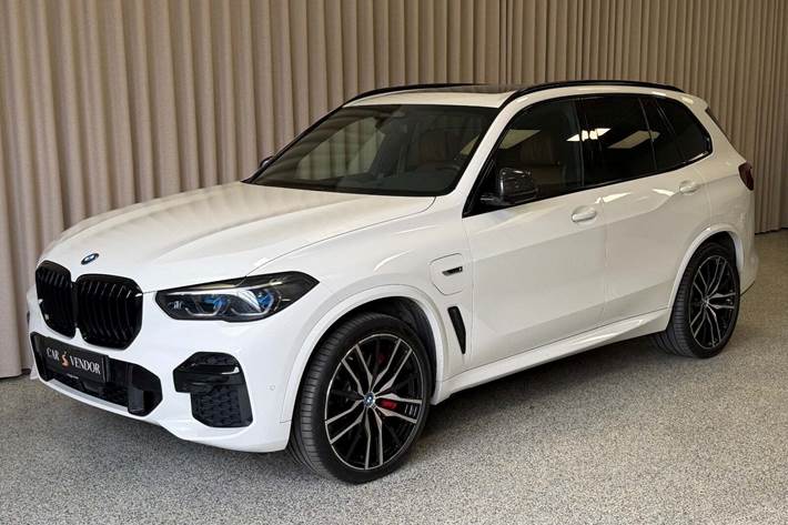 Hvid BMW X5 fra 2023 set udefra