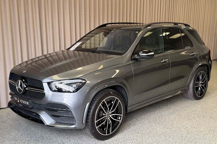 Grå Mercedes GLE350 de fra 2023 set udefra