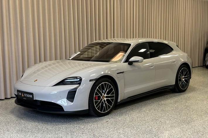 Grå Porsche Taycan GTS fra 2023 set udefra