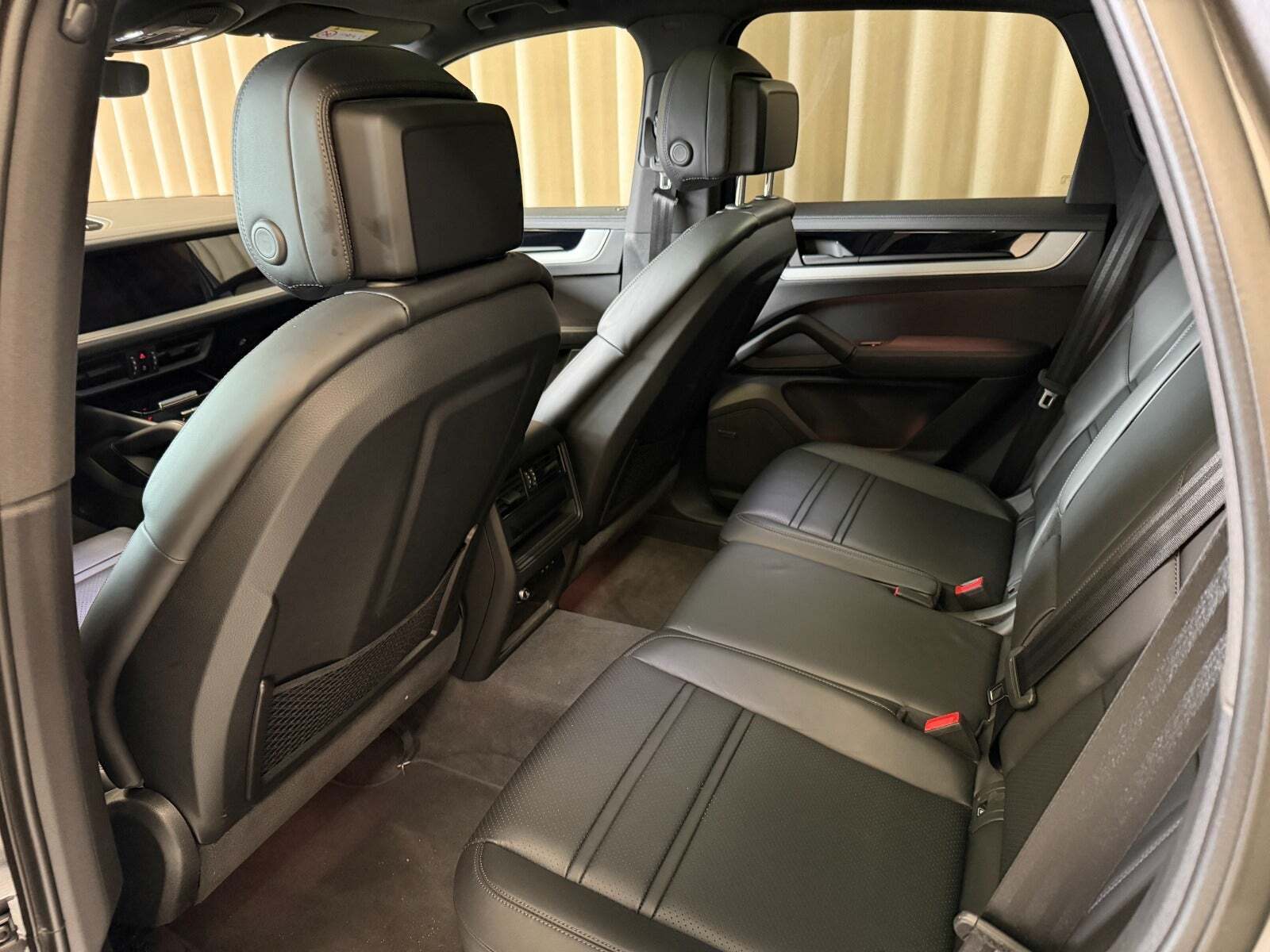 Grå Porsche Cayenne fra 2025