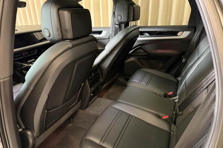 Grå Porsche Cayenne fra 2025