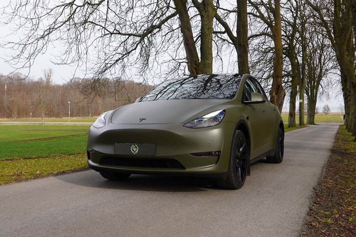 Grå Tesla Model Y fra 2022