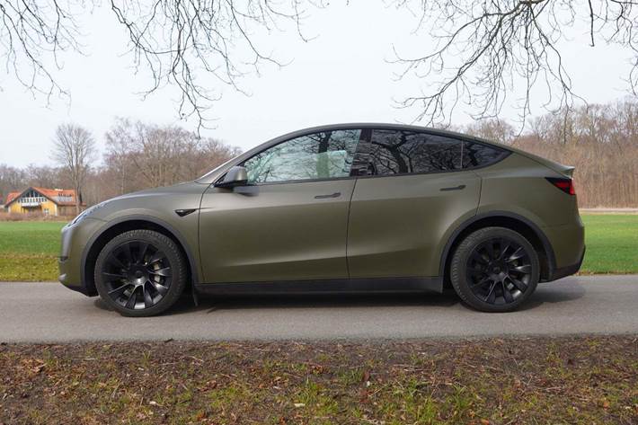Grå Tesla Model Y fra 2022