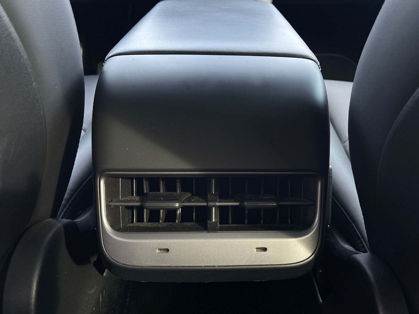 Grå Tesla Model Y fra 2022