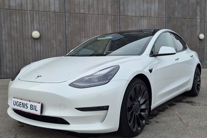 Hvid Tesla Model 3 fra 2021 set udefra