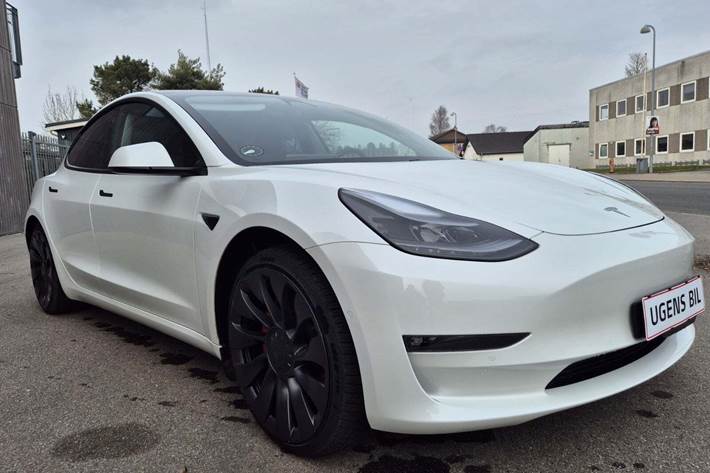 Hvid Tesla Model 3 fra 2021