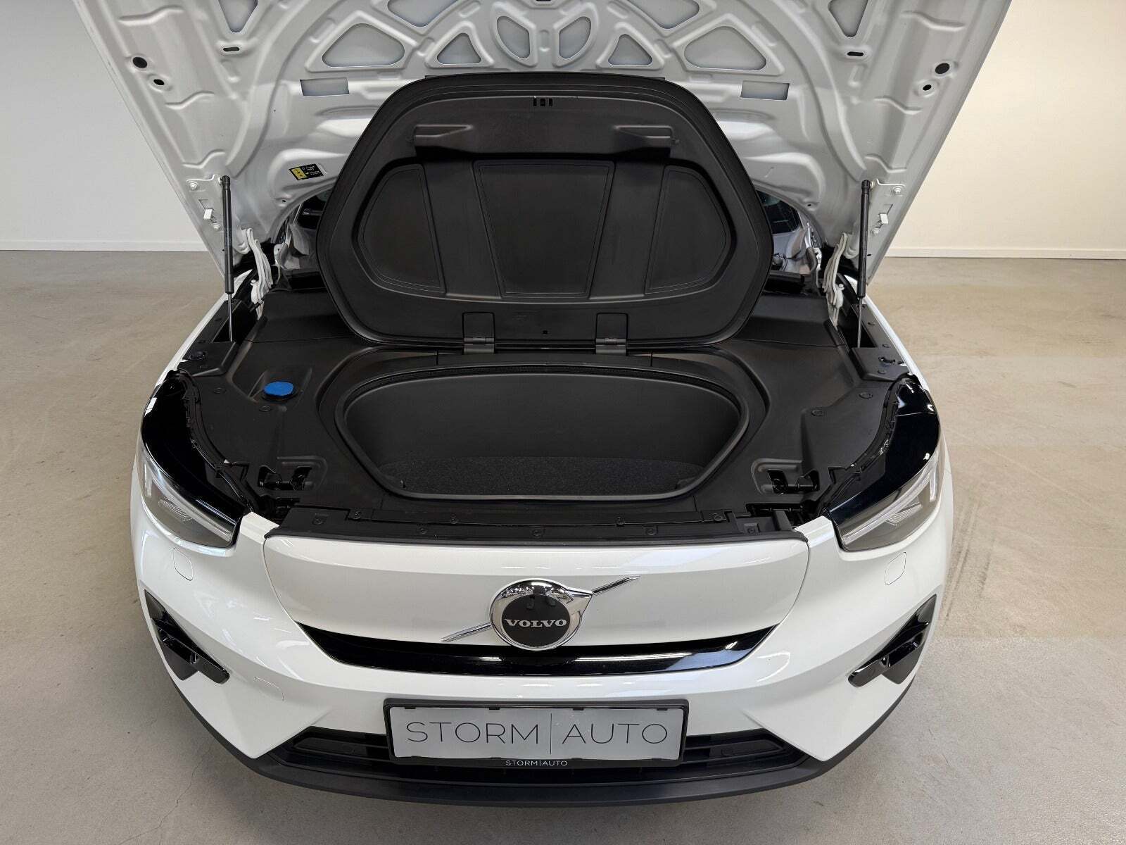 Grå Volvo XC40 fra 2023