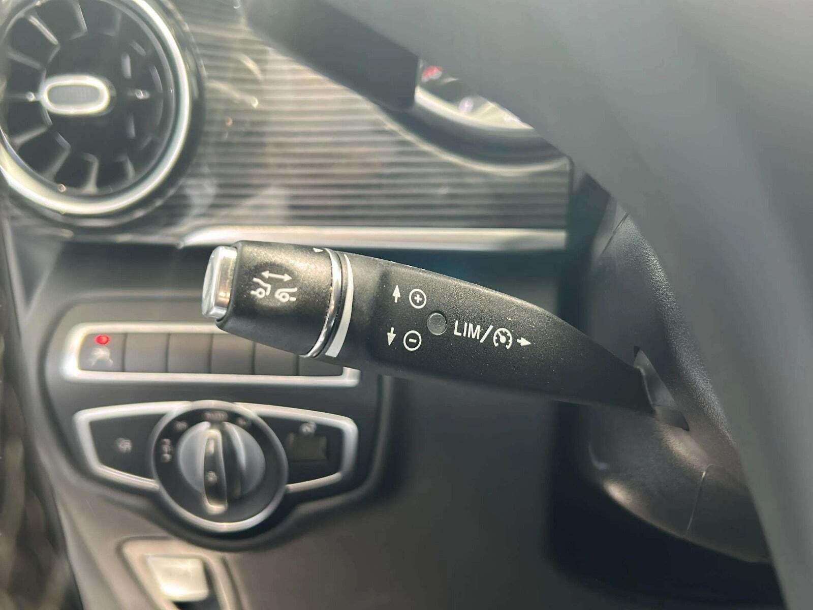 Hvid Mercedes EQV300 fra 2022