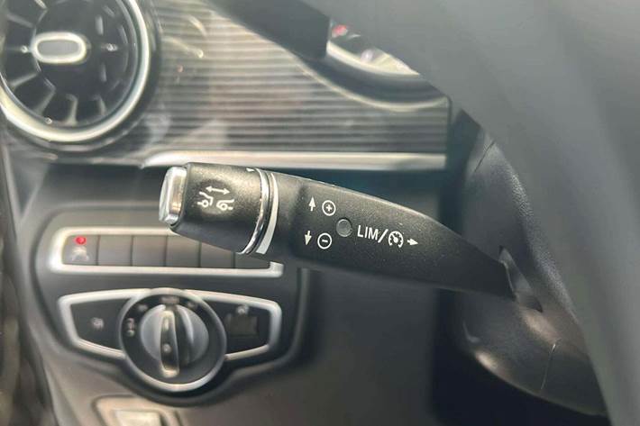 Hvid Mercedes EQV300 fra 2022