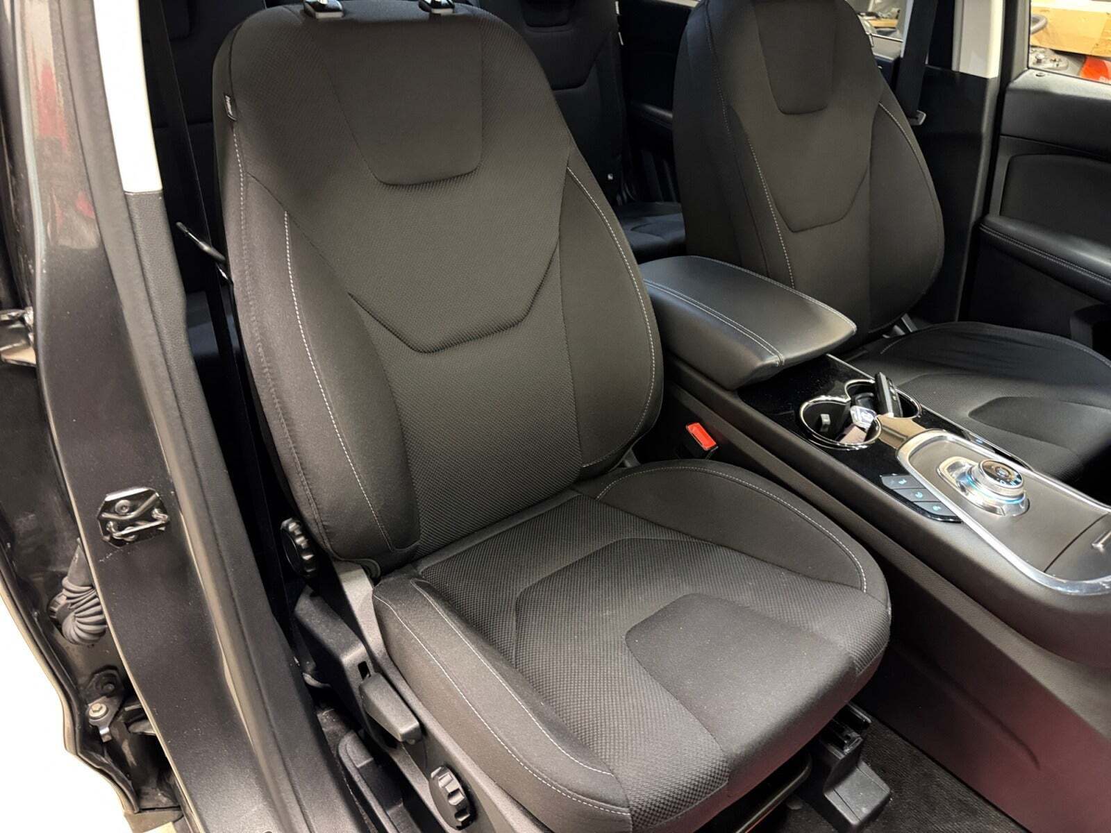 Grå Ford S-MAX fra 2020