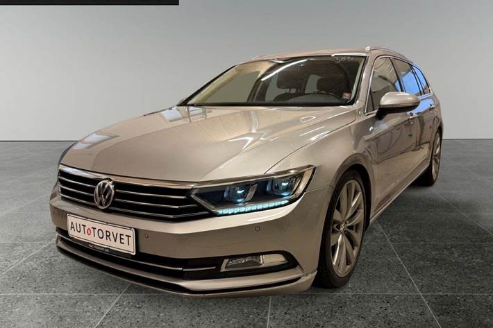 Orange VW Passat fra 2016 set udefra