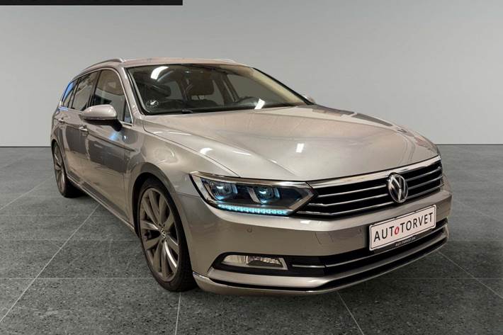 Orange VW Passat fra 2016