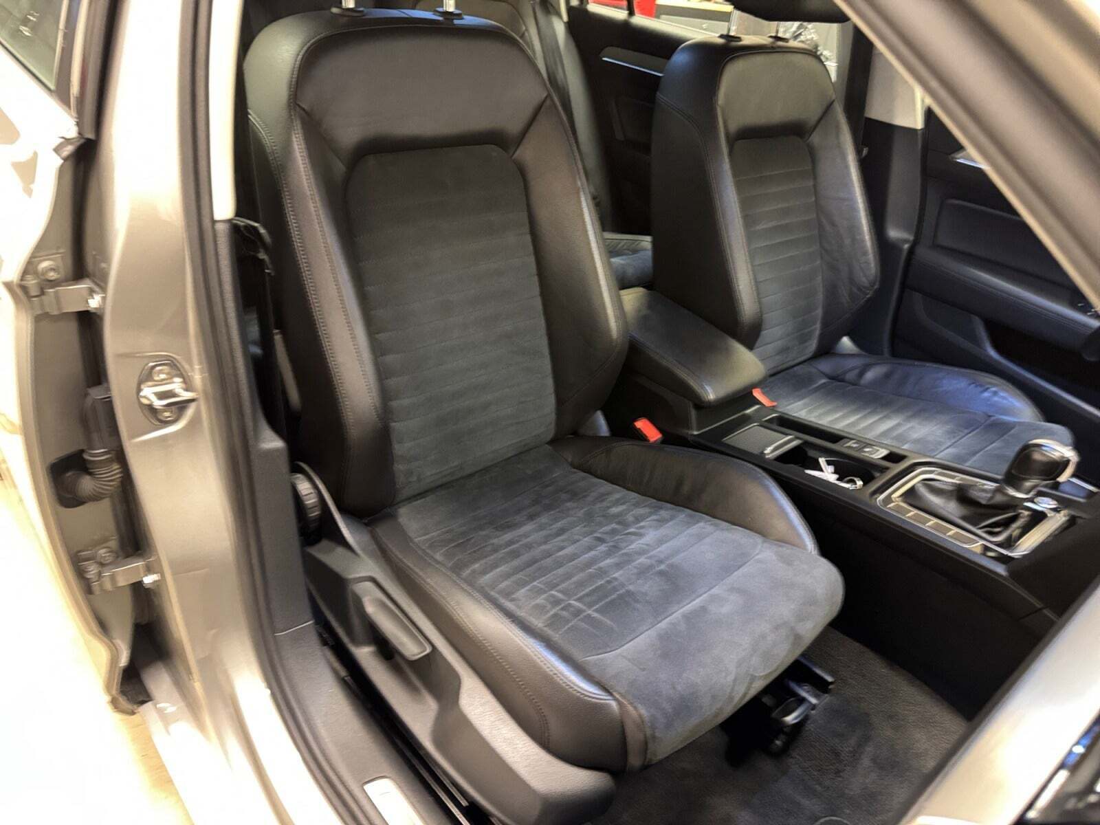 Orange VW Passat fra 2016