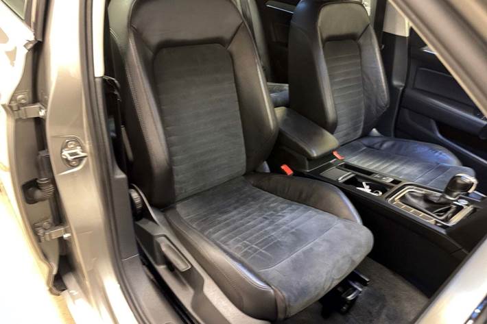 Orange VW Passat fra 2016