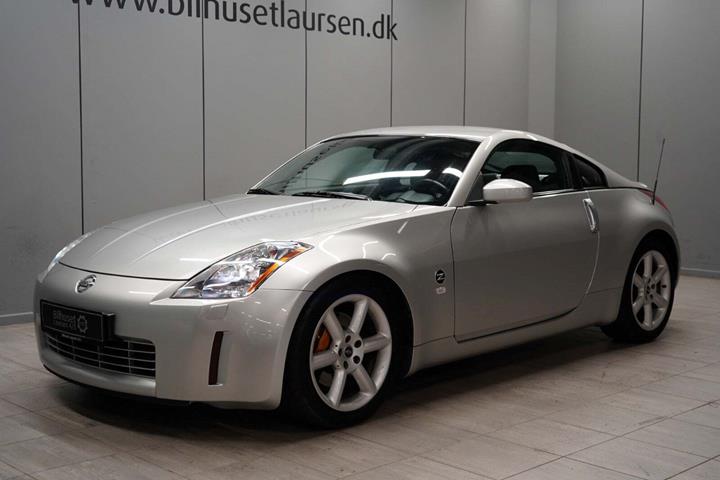Sølv Nissan 350Z fra 2004 set udefra