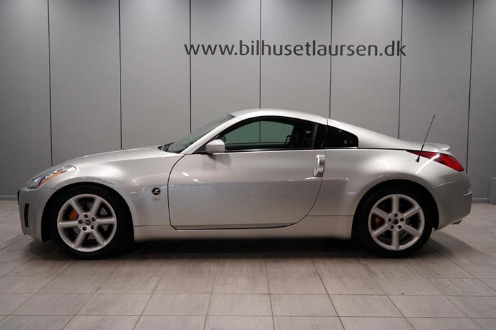 Sølv Nissan 350Z fra 2004 set udefra