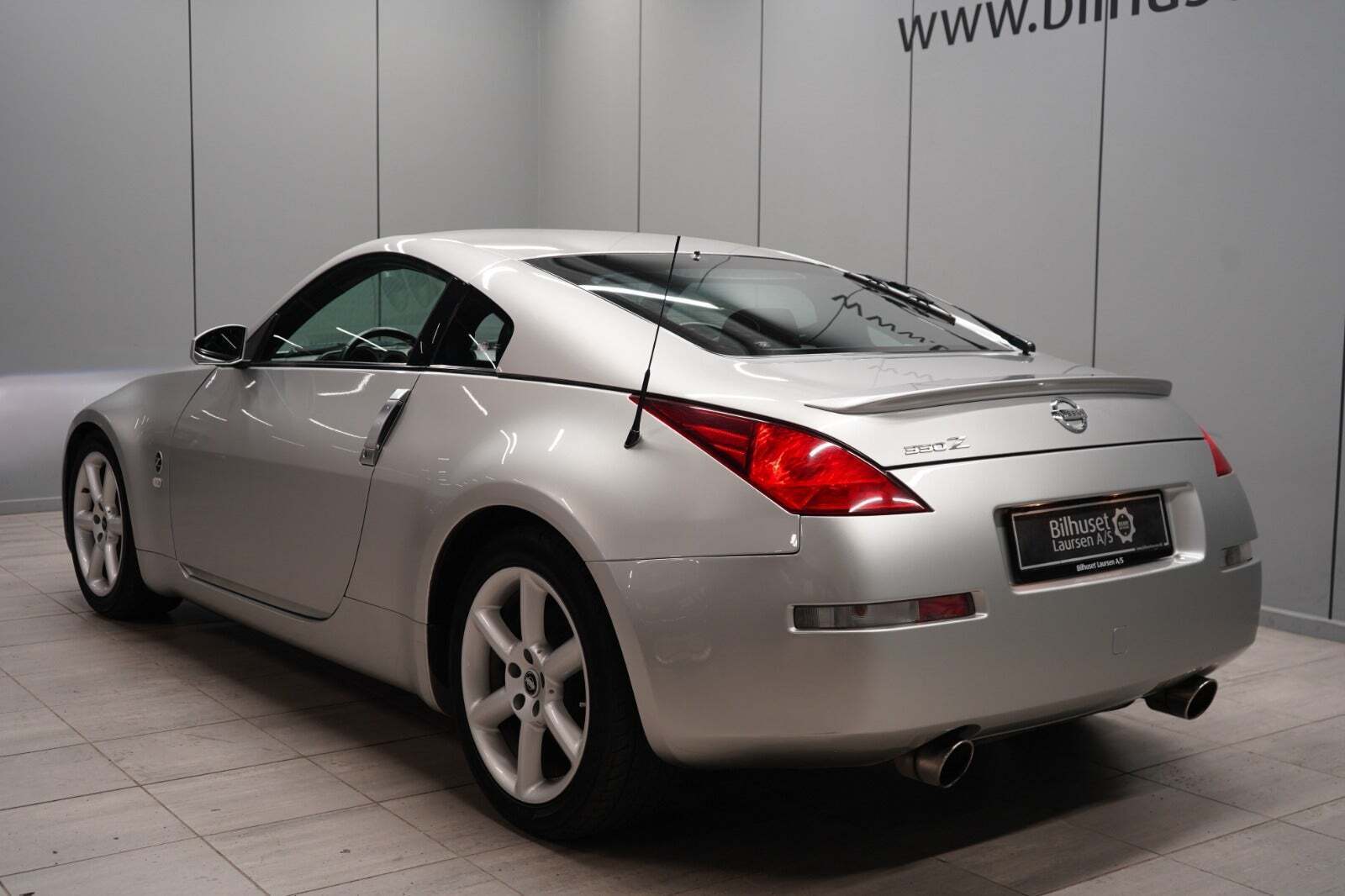 Sølv Nissan 350Z fra 2004 set udefra