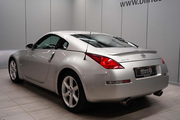 Sølv Nissan 350Z fra 2004 set udefra