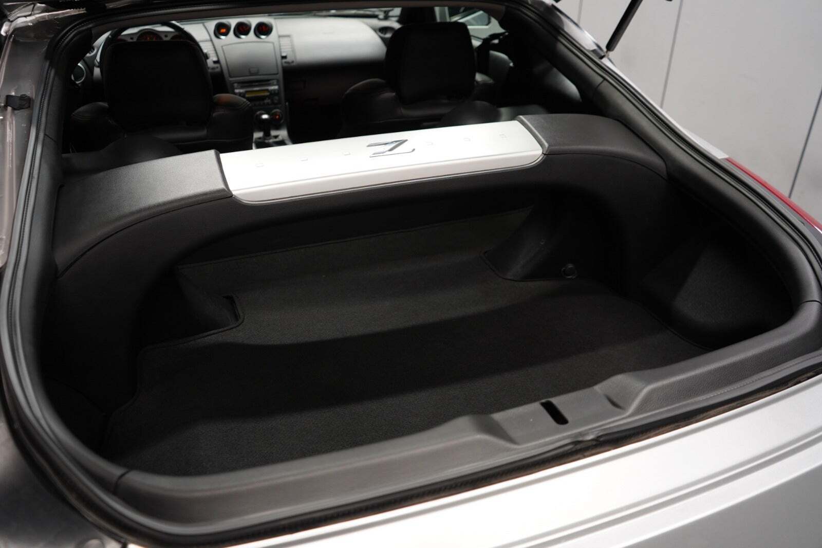 Sølv Nissan 350Z fra 2004 set udefra