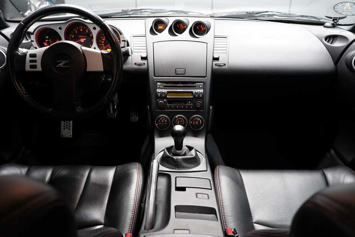 Sølv Nissan 350Z fra 2004 set indefra