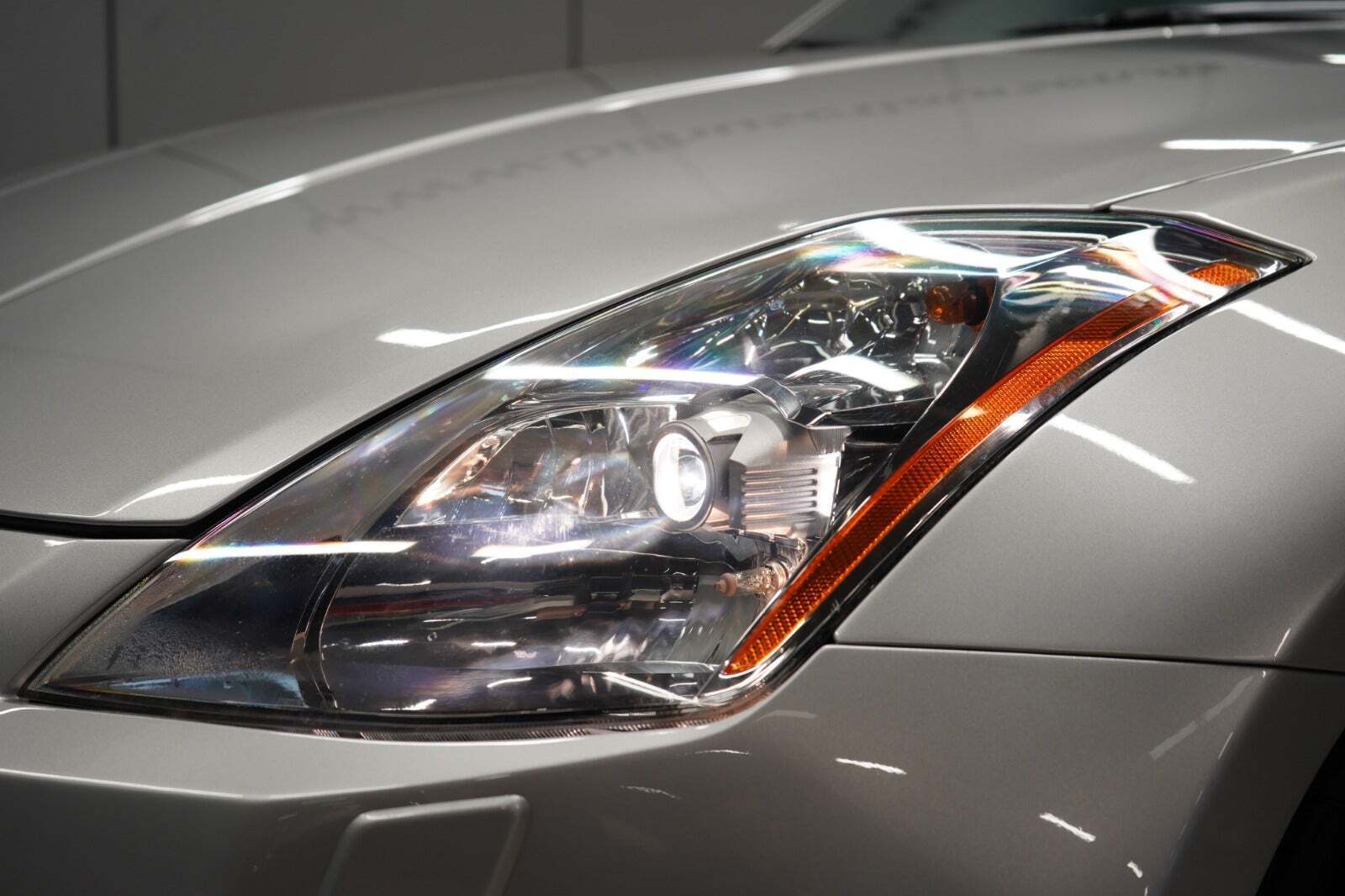 Sølv Nissan 350Z fra 2004 set udefra