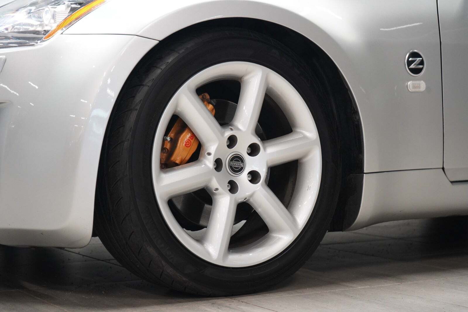 Sølv Nissan 350Z fra 2004 set udefra