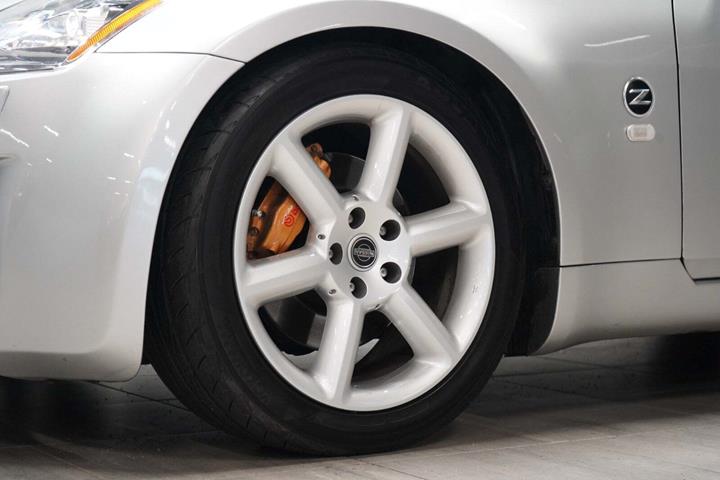 Sølv Nissan 350Z fra 2004 set udefra