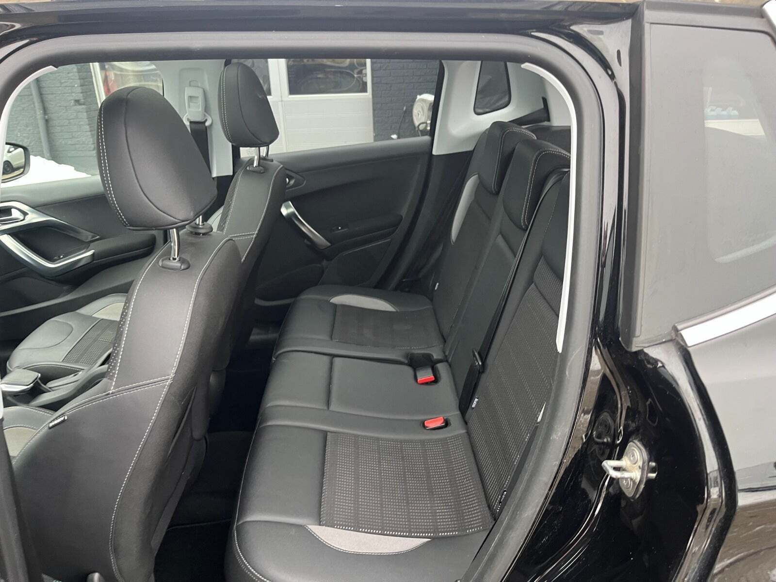Sort Peugeot 2008 fra 2018