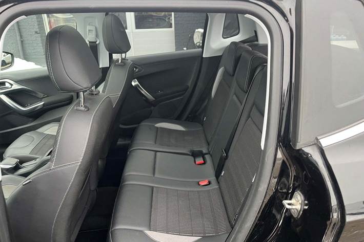 Sort Peugeot 2008 fra 2018