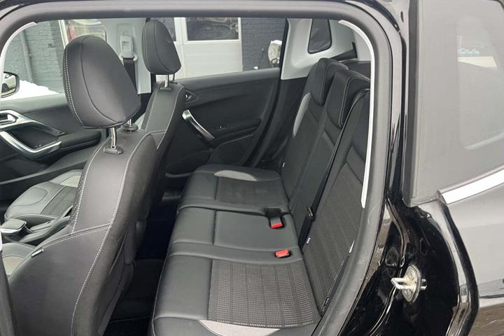 Sort Peugeot 2008 fra 2018