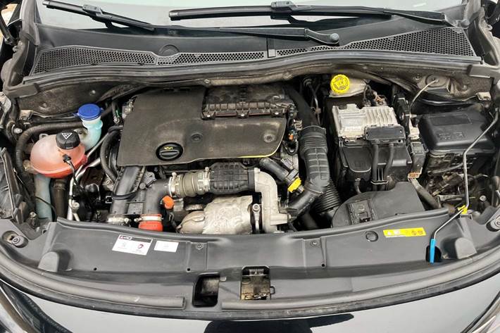 Sort Peugeot 2008 fra 2018