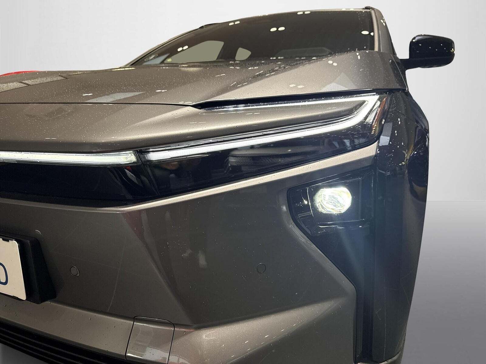 Grå Toyota BZ4X fra 2026