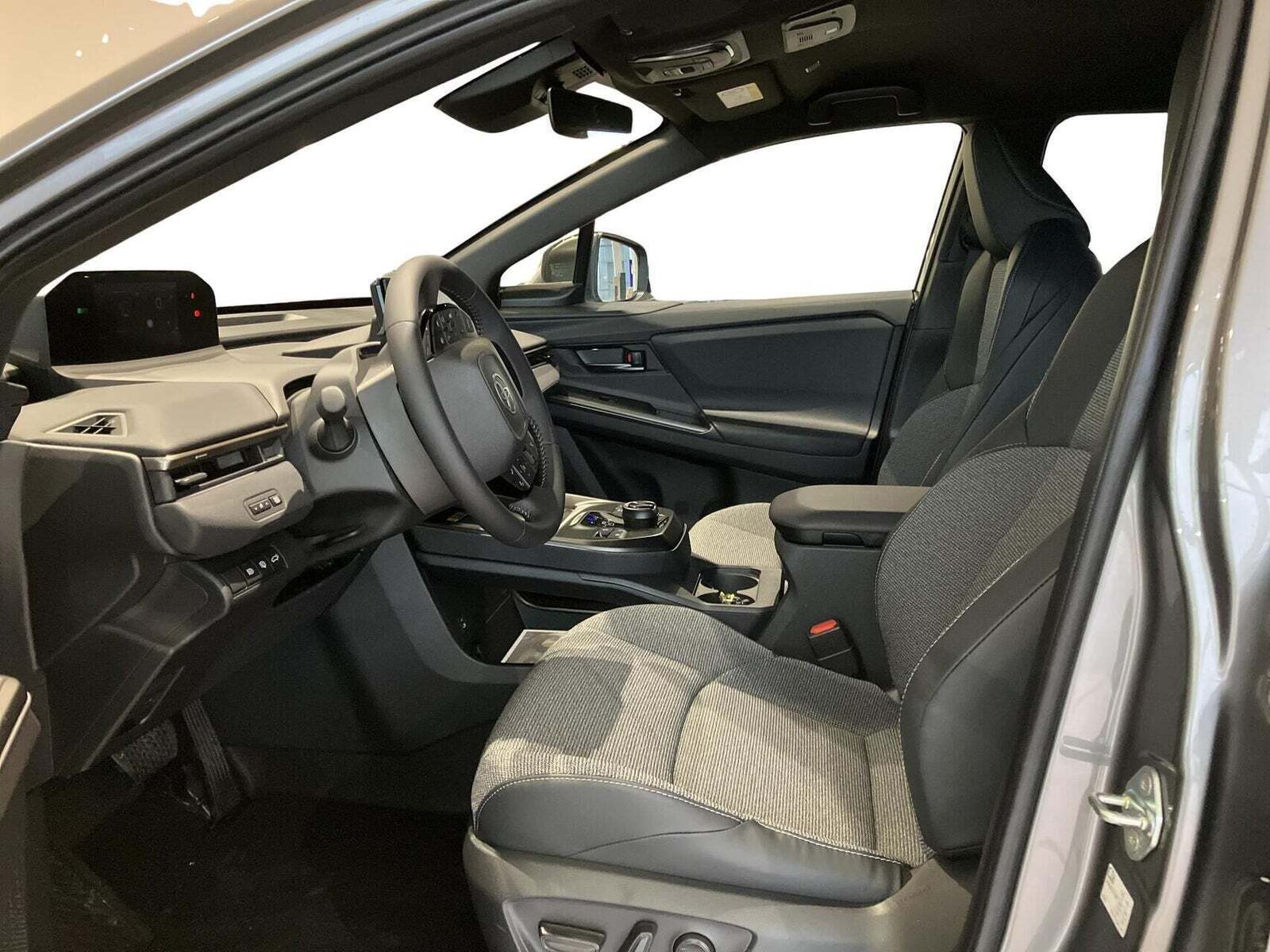 Beige Toyota BZ4X fra 2025