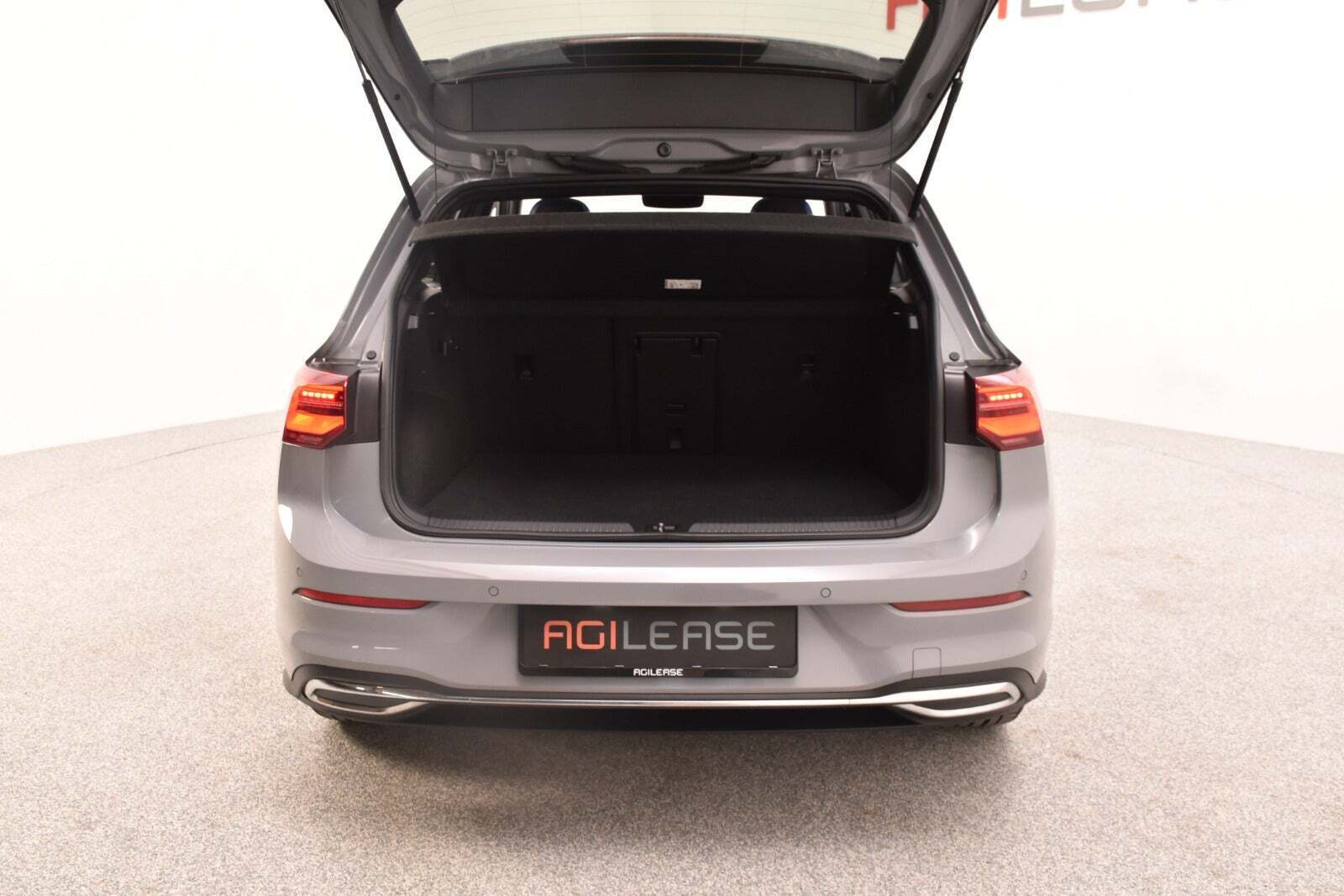 Grå VW Golf VIII fra 2021