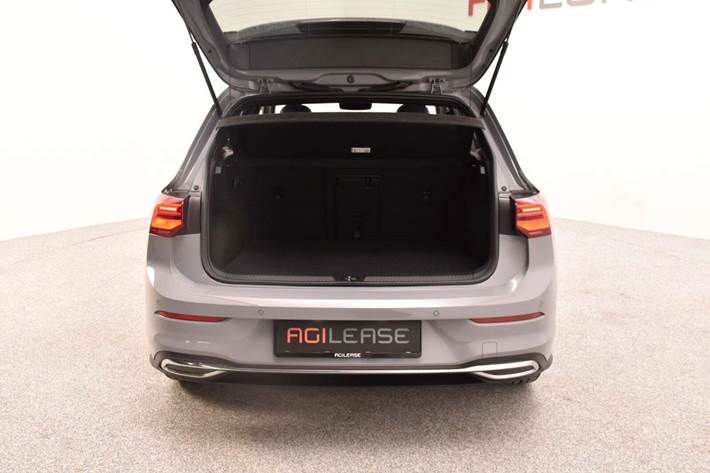 Grå VW Golf VIII fra 2021