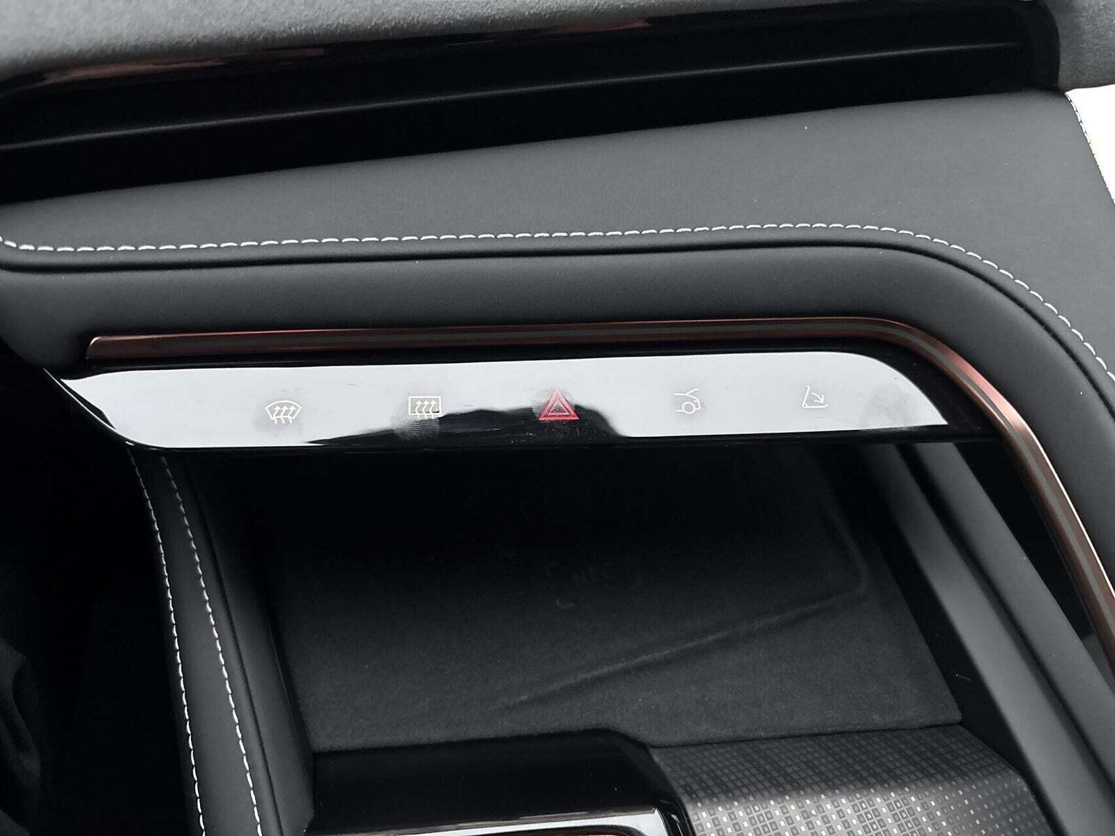 Hvid Zeekr 001 fra 2025