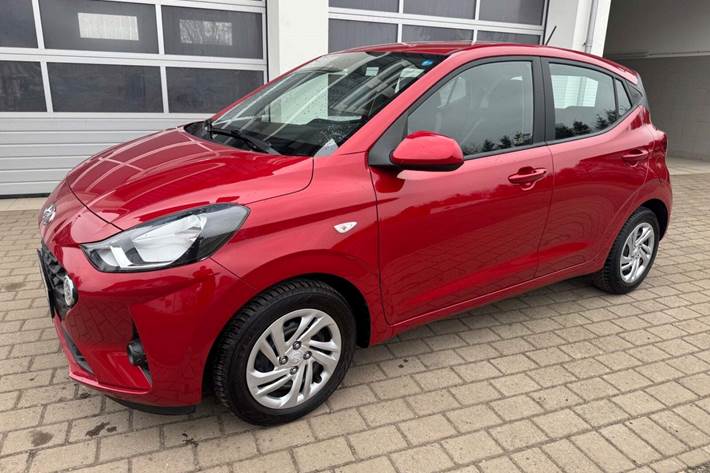 Rød Hyundai i10 fra 2023