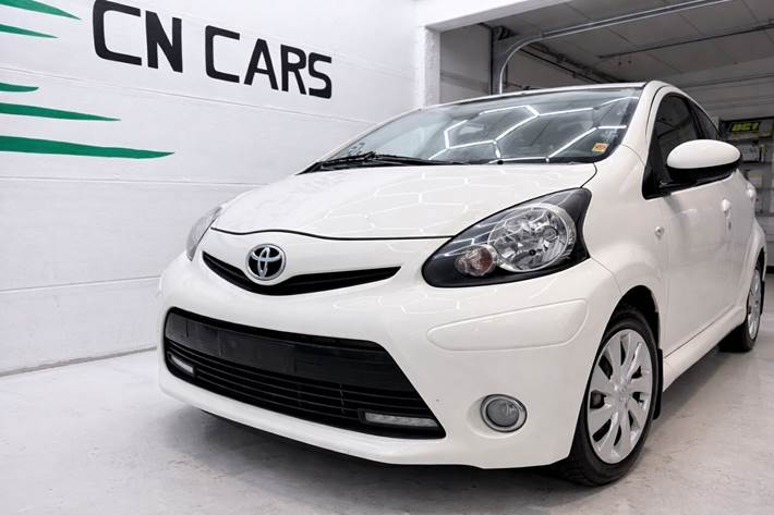 Hvid Toyota Aygo fra 2014